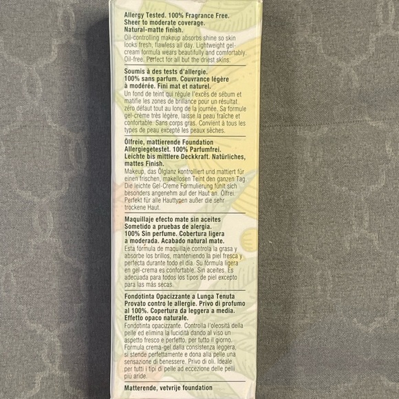 Clinique Stay-Matte Oil-free Makeup - Picture 2 of 8